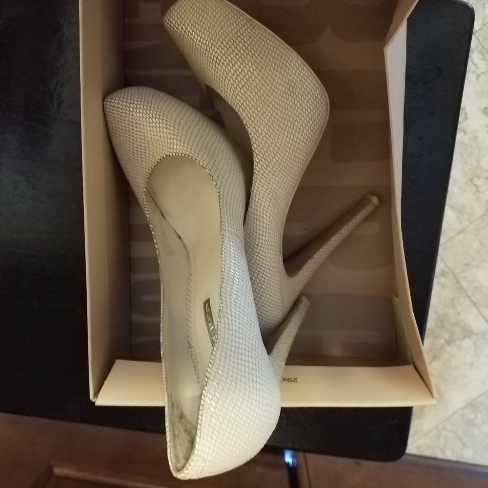 White leather SZ 8 stilettos BCBGeneration